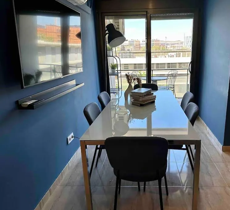 8 Min Walk To The Beach & 10 Min Walk To Convention Centre ! Barcelona Apartment