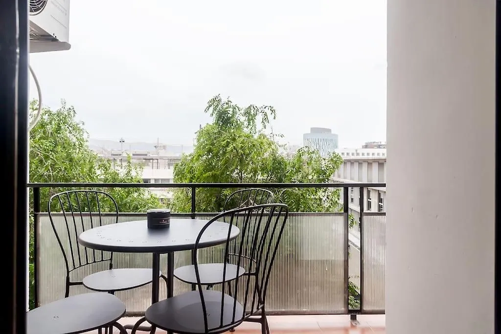 8 Min Walk To The Beach & 10 Min Walk To Convention Centre ! Barcelona Apartment